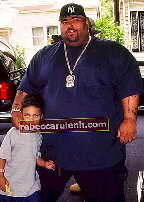 Big Pun, wie man es sieht, als er mit seinem jüngsten Sohn und Rapper Chris Rivers für ein Foto posiert