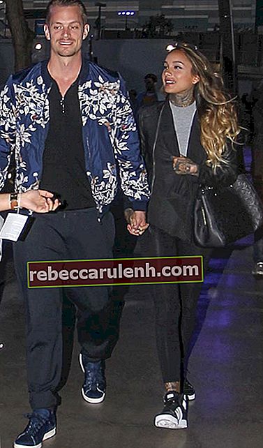 Джоел Кинаман и съпругата му Клео Ватенстрем в Staples Center Лос Анджелис на 18 март 2016 г.