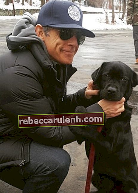 Бен Стилър с полицейско куче за откриване на палежи на име Дейзи