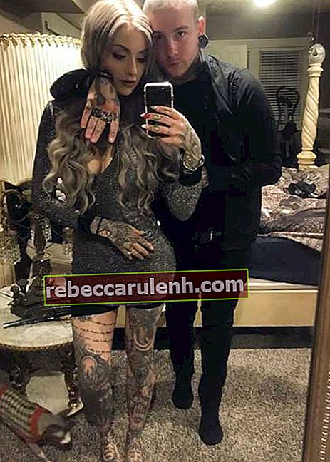 Райън Ашли Маларки се появява в селфи с приятеля си Джош Балз на Нова година 2017