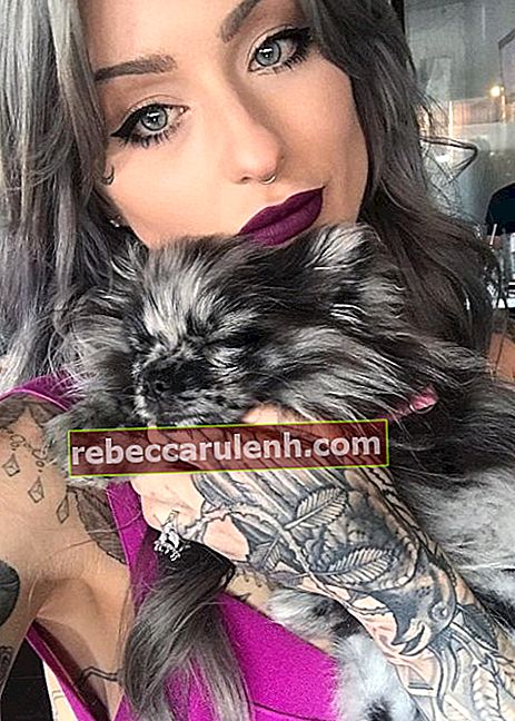 Райън Ашли Маларки с нейното домашно куче Волта в 2017 селфи в Instagram