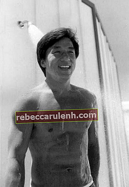 Jackie Chan torse nu dans une séance photo de modélisation