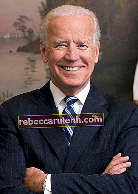 Joe Biden en souriant sur une photo prise dans son bureau de l'aile ouest de la Maison Blanche en janvier 2013