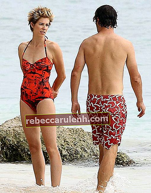 Андрю Линкълн и съпругата му Гаел Андерсън на карибския плаж през август 2013 г.