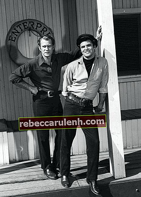 Берт Рейнольдс (справа), когда он позирует для фотографии вместе с Дарреном Макгэвином на съемках фильма «Речной корабль» в 1960 году.