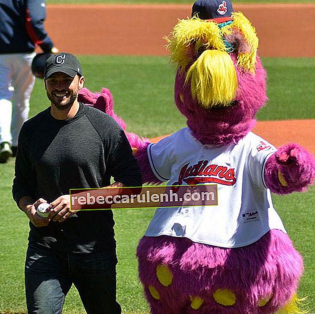 Tom Welling a été invité à lancer le premier terrain pour les Indians de Cleveland avec leur mascotte, Slider en 2013