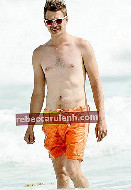 Хейдън Кристенсен без риза на плажа в Барбадос през юли 2014 г. 