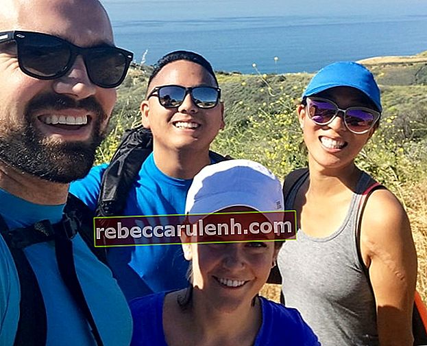 Molly Pansino en selfie avec son groupe lors d'une randonnée à Malibu en mai 2017