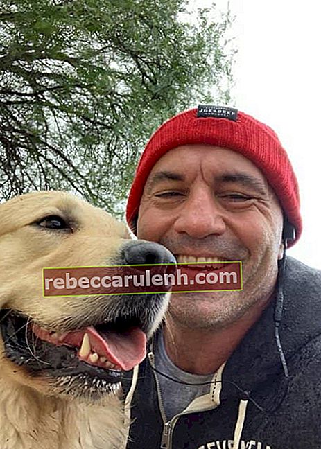 Джо Роган в селфи с кучето си, както е видяно през ноември 2018 г.