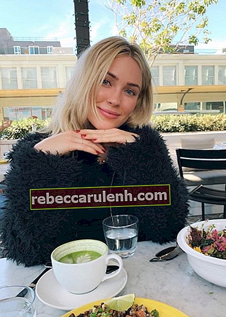 Cassie Randolph beim Posen für ein Samstagsfoto im Café Gratitude nach 3 Tassen Kaffee und einem Matcha Latte im Januar 2019