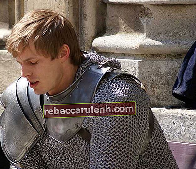 Bradley James sur le tournage de Merlin en avril 2010