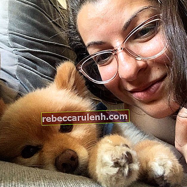 Anita Sarkeesian w selfie z psem na zdjęciu w czerwcu 2019 roku