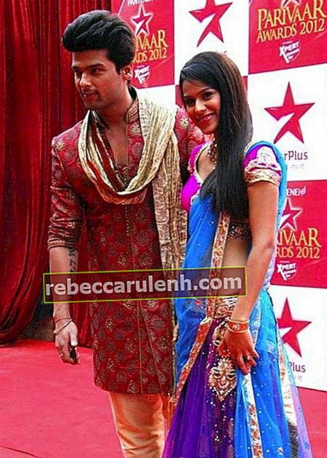 Nia Sharma und Kushal Tandon bei den Star Parivaar Awards im März 2012