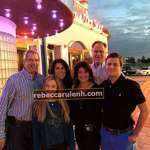 Lizzy Greenes Abendessen mit der Familie in Dallas, Texas im Oktober 2015. Von ganz rechts (Lizzys Bruder), von rechts (Lizzys Mutter), hinten (Lizzys Vater)