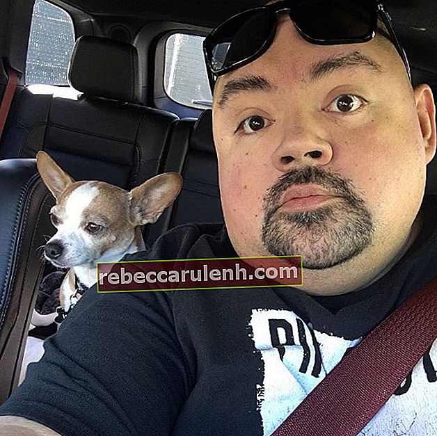 Габриел Иглесиас с кучето си, както се вижда през ноември 2019 г.