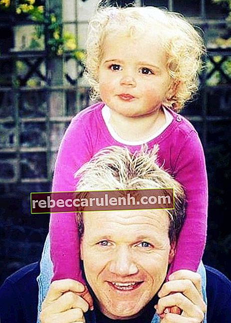 Matilda Ramsay comme on le voit sur une photo de son enfance alors qu'elle était assise sur les épaules de son père Gordon Ramsay