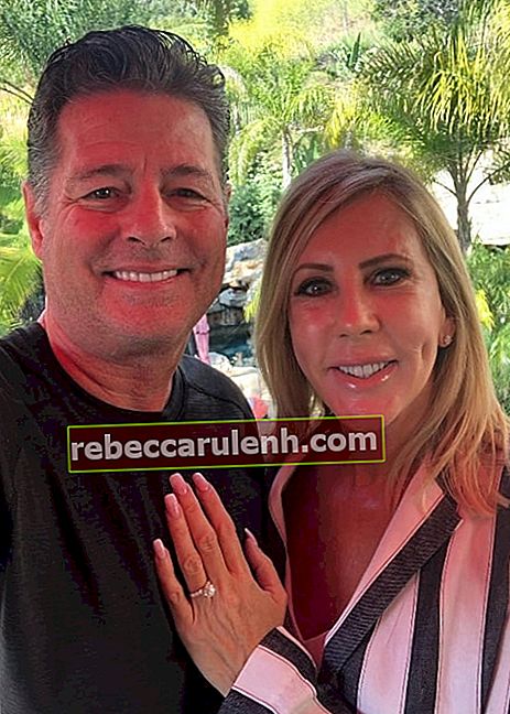 Vicki Gunvalson et Steve Chavez Lodge vus en prenant un selfie annonçant leurs fiançailles à Coto de Caza, en Californie, en avril 2019