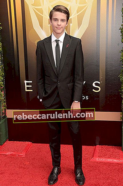 Corey Fogelmanis na rozdaniu Creative Arts Emmy Awards 2015