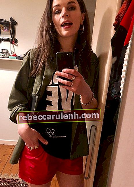 Aisling Bea w lustrzanym selfie w maju 2018 roku