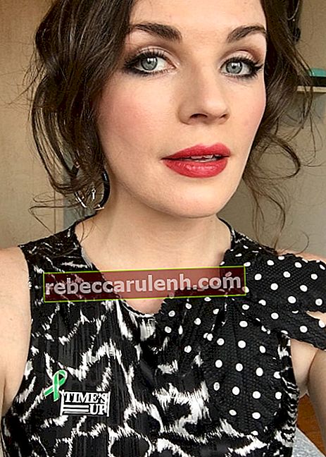 Aisling Bea dans un selfie glamour avant de se rendre aux Oliver Awards en avril 2018