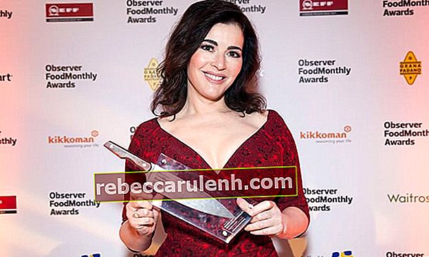 Nigella получава наградата си за най-добра личност в храната на ежемесечните награди на Observer Food на 16 октомври 2014 г. в Лондон
