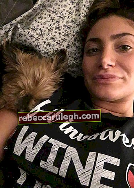 Deena Nicole Cortese na selfie z psem na zdjęciu w marcu 2018 roku