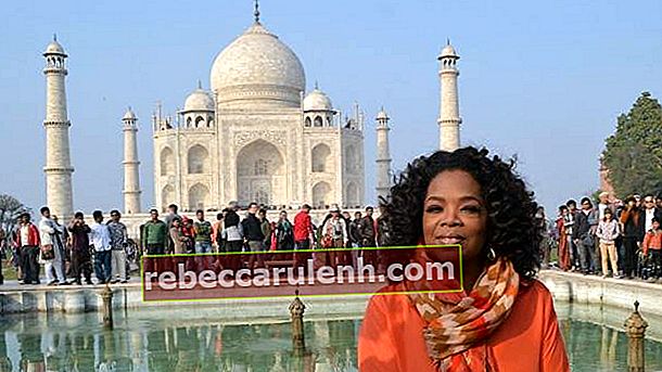 Oprah Winfrey davanti al Taj Mahal durante la sua visita in India nel 2012