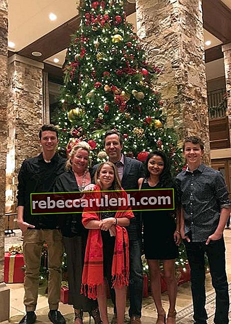 Ethan Wacker mit Familie wünscht allen frohe Weihnachten im Dezember 2017