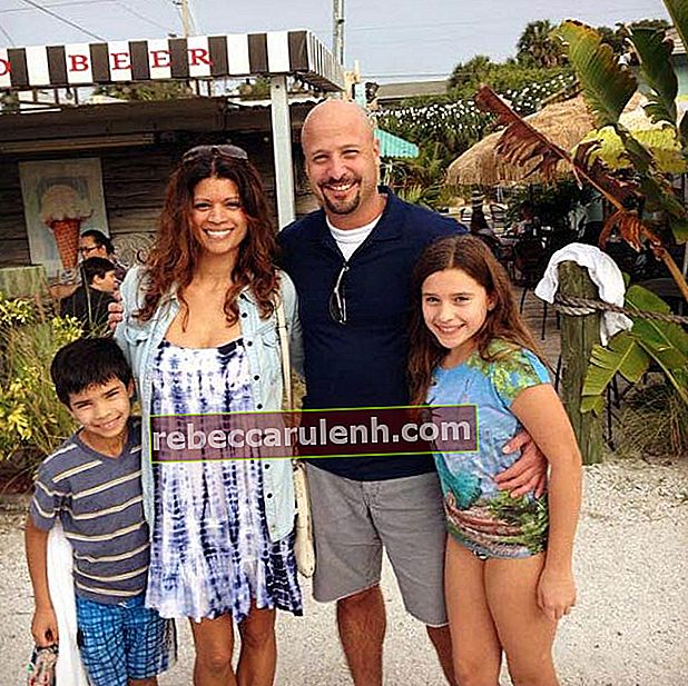 Andrea Navedo mit Ehemann und ihren beiden Kindern