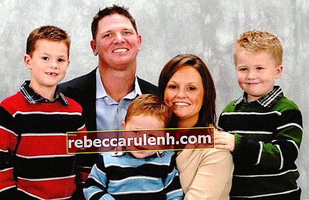 AJ Styles avec sa femme Wendy Jones et leurs trois premiers enfants