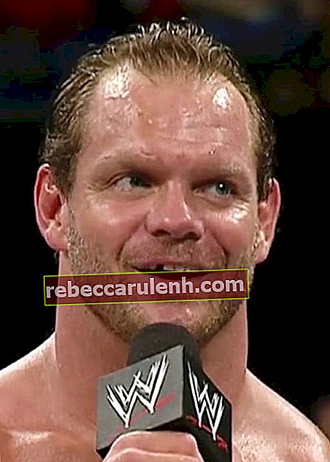 Chris Benoit im Gespräch mit Fans im Ring