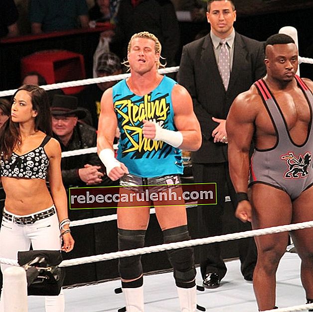 Dolph Ziggler, flanqué d'AJ Lee (à gauche) et Big E Langston (à droite), se prépare pour un match contre Alberto Del Rio sur WWE RAW le 18 février 2013