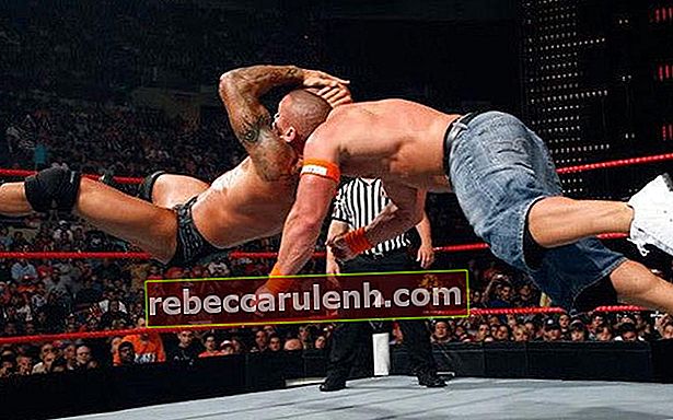 Randy Orton effectuant son mouvement RKO signature