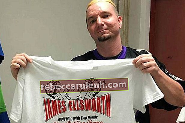 Джеймс Эллсуорт демонстрирует свою футболку с сувенирами WWE