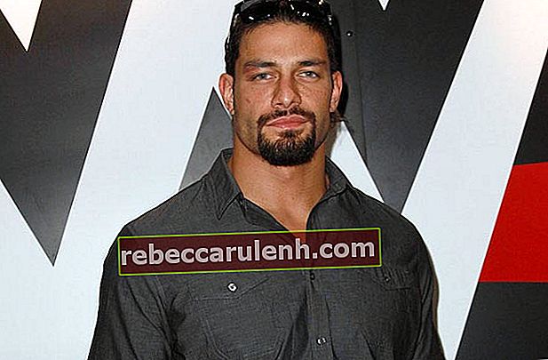 Борецът WWE на Roman Reigns в риза