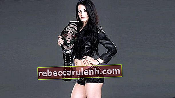 Paige avec son titre NXT lors d'une séance photo